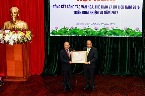Thủ tướng Chính phủ Nguyễn Xuân Phúc đã trao Huân chương độc lập hạng Nhì cho Nguyên Bộ trưởng Bộ VHTTDL Hoàng Tuấn Anh